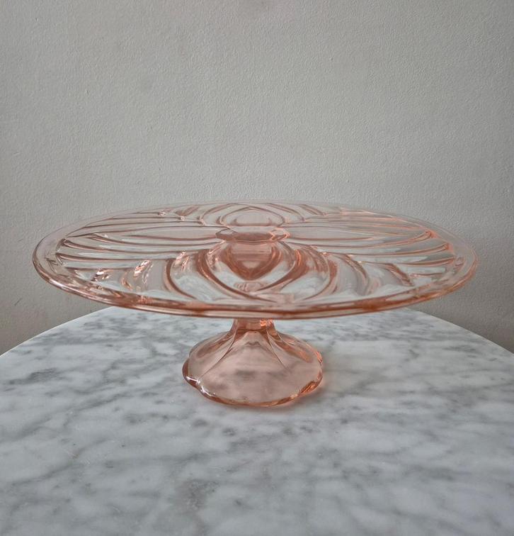 Vintage roze geperst glazen taartschaal op voet taartplateau, Huis en Inrichting, Woonaccessoires | Etagères, Zo goed als nieuw