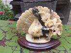 fraai stenen sculptuurtje, pauw en pioenroos, Antiek en Kunst, Ophalen of Verzenden