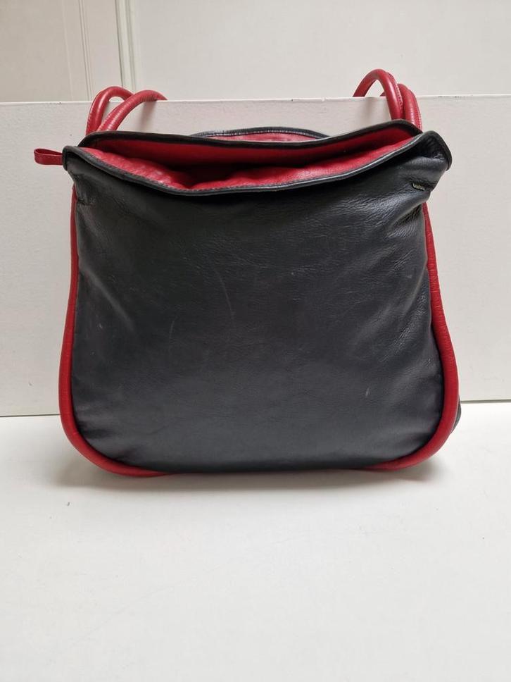 Zwart/ rood leren tas van Berba, Sieraden, Tassen en Uiterlijk, Tassen | Damestassen, Gebruikt, Schoudertasje, Zwart, Ophalen of Verzenden