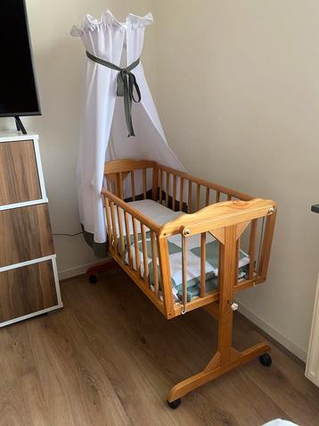 Hardhouten babywiegje inclusief accessoires beschikbaar voor biedingen
