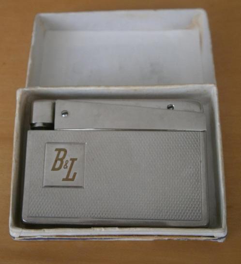 Antieke benzineaansteker in cassette Merk Karl Wieden 1958, Verzamelen, Rookartikelen, Aanstekers en Luciferdoosjes, Gebruikt
