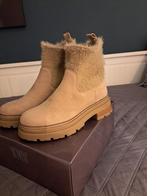 enkellaarsjes z.g.a.n. mt 38 suede beige 10 euro, Ophalen, Beige, Lage of Enkellaarzen, Zo goed als nieuw