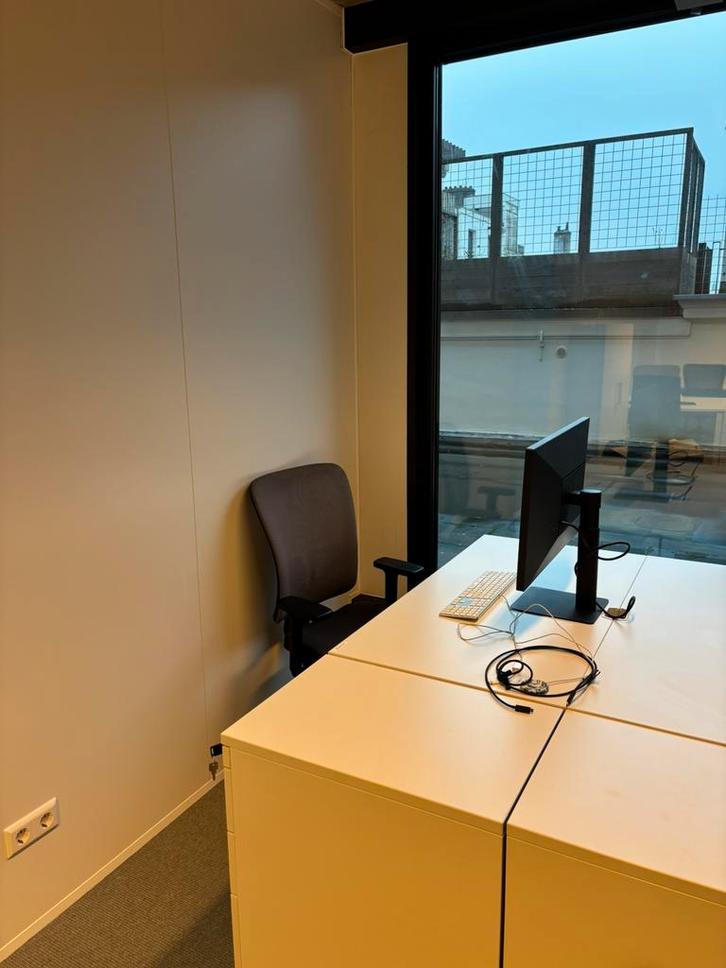 Dedicated desk co-working Amsterdam Vijzelstraat, Huis en Inrichting, Overige Huis en Inrichting, Nieuw, Ophalen