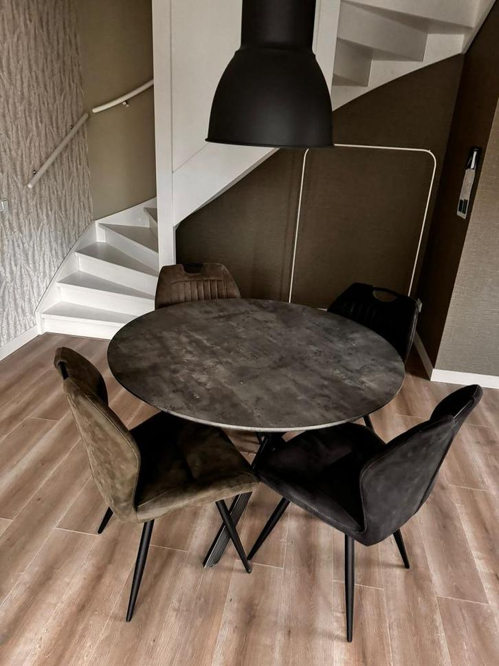 Ronde eetafel met vier eettafelstoelen die lekker zitten, Huis en Inrichting, Tafels | Eettafels, Gebruikt, 100 tot 150 cm, 100 tot 150 cm