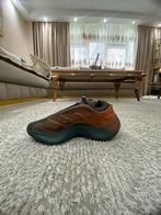 Yeezy Sneakers Maat 36.5, Ophalen, Zo goed als nieuw, Bruin, Sneakers of Gympen