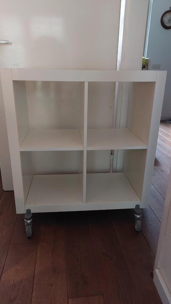 Ikea Kallax kast met wielen - 4 vakken, Huis en Inrichting, Kasten | Boekenkasten, Gebruikt, 50 tot 100 cm, Minder dan 100 cm