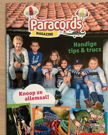 Boekje met voorbeelden om armbandjes te knopen. beschikbaar voor biedingen