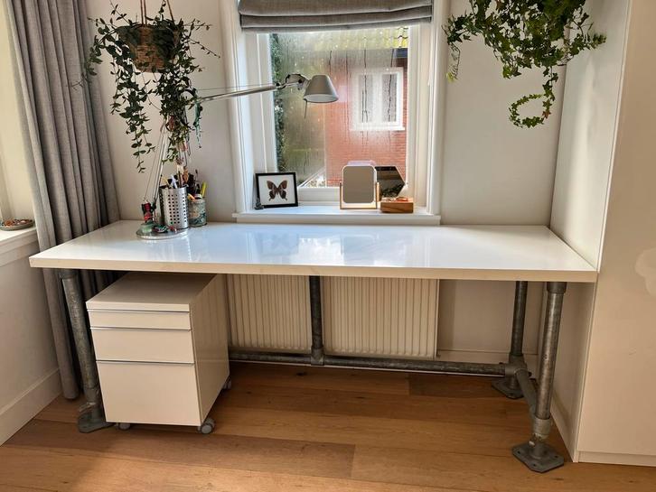 Mooi wit hoogglans bureau met kee klamp poten (verstelbaar), Huis en Inrichting, Bureaus, Zo goed als nieuw, Ophalen