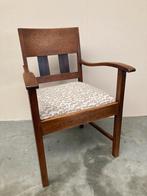 Antieke houten stoel met leuningen en nieuwe bekleding, Antiek en Kunst, Antiek | Meubels | Stoelen en Banken, Ophalen