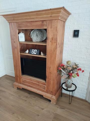 Grenen kast beschikbaar voor biedingen