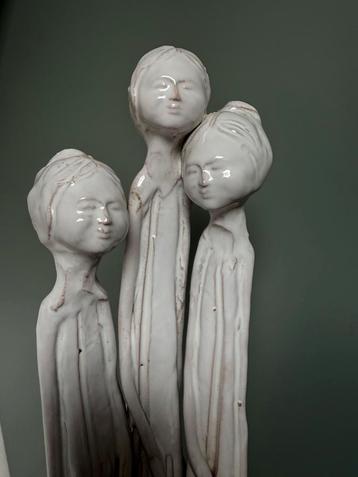 Monika Gier keramiek kunstwerk sculptuur figuur 3 zussen beschikbaar voor biedingen