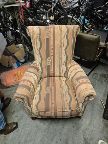 Vintage fauteuil met uniek patroon beschikbaar voor biedingen