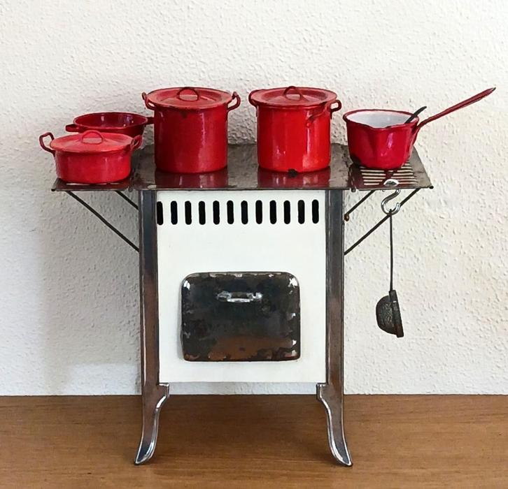 Oud kinderfornuisje met zeldzaam rood pannensetje, Antiek en Kunst, Antiek | Speelgoed, Ophalen