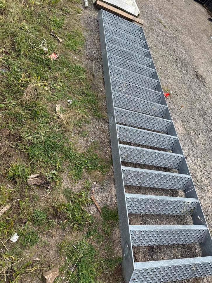 Metalen Trap - Betrouwbaar - stalen antislip roostertreden, Doe-het-zelf en Verbouw, Ladders en Trappen, Gebruikt, Trap, Minder dan 2 meter
