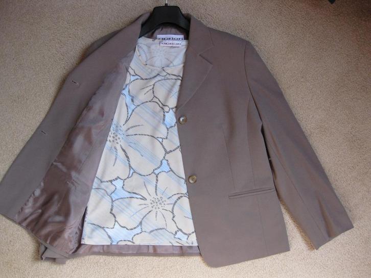 Kostuum 38 met bijpassend shirt van APRIORI 1 x gedragen, Kleding | Dames, Jasjes, Kostuums en Pakken, Zo goed als nieuw, Kostuum of Pak