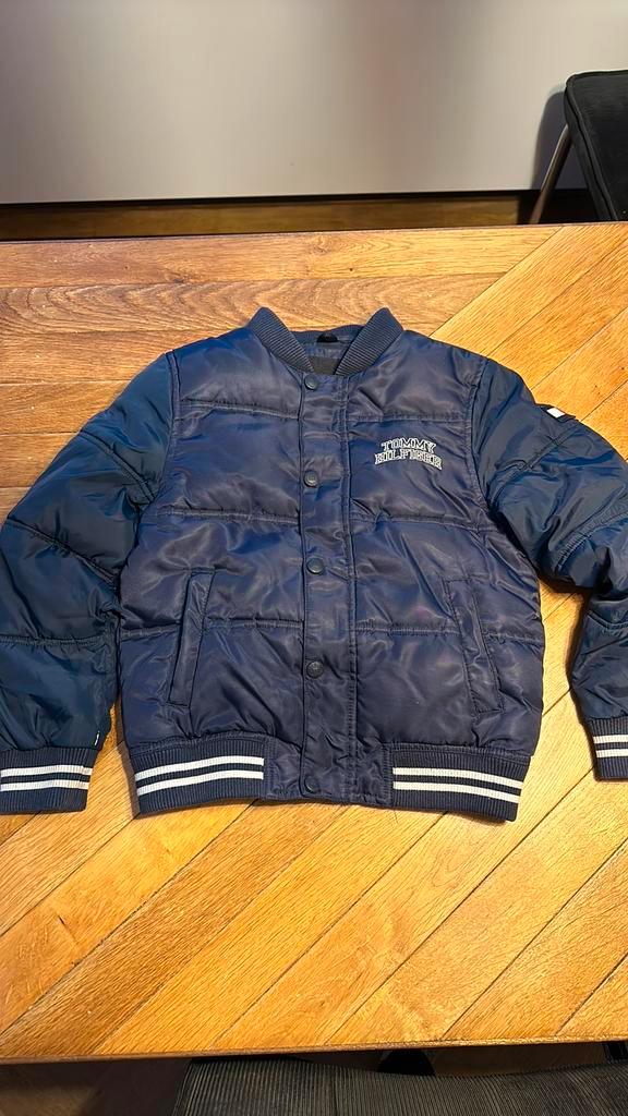 Lekker dikke jas van Tommy Hilfiger, donkerblauw, maat 128, Kinderen en Baby's, Kinderkleding | Maat 128, Zo goed als nieuw, Jongen