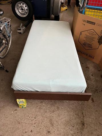 Eenpersoonsbed 200 x 90 gratis op te halen
