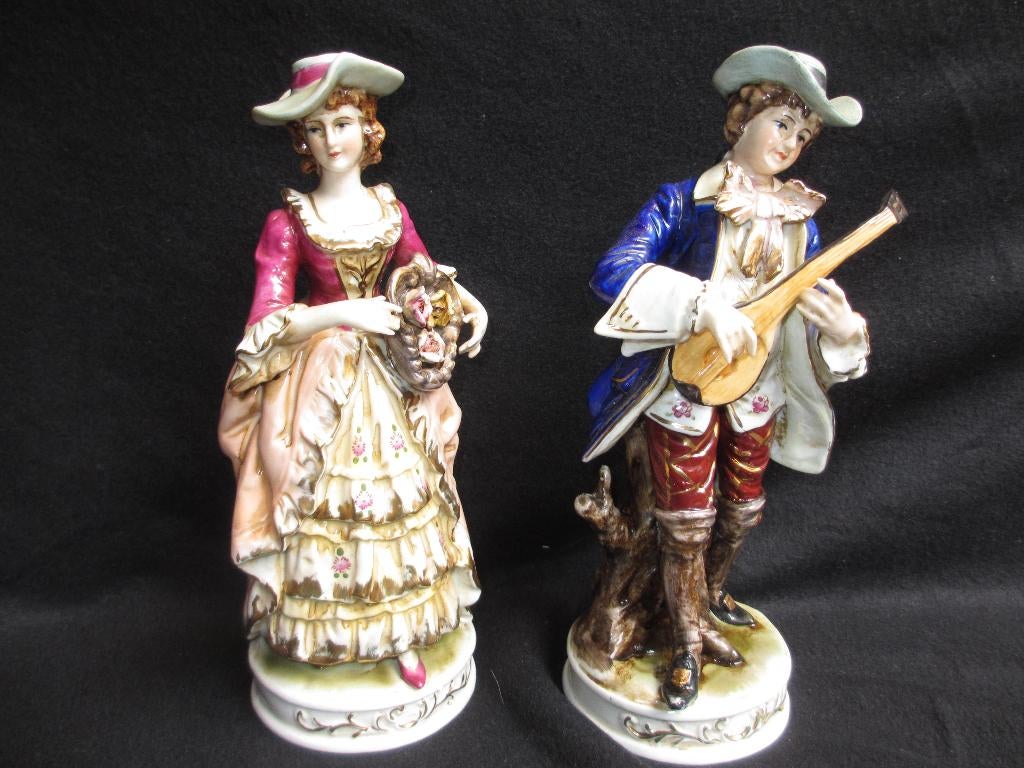 2 Antieke beeldjes porcelein man met luit en dame, Antiek en Kunst, Ophalen of Verzenden