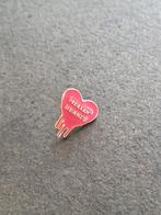 Leuke pin met tekst Meltin Hearts, Verzamelen, Speldjes, Pins en Buttons, Ophalen of Verzenden, Nieuw, Overige onderwerpen