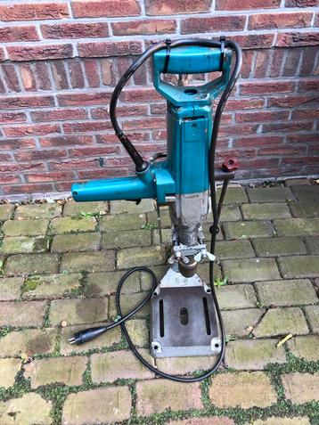 Zware Bosch boormachine met zware boorstandaard beschikbaar voor biedingen