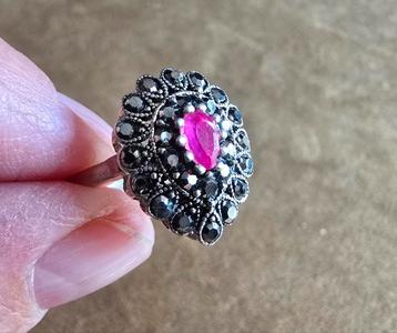 Zilveren ring met robijn en markasiet beschikbaar voor biedingen