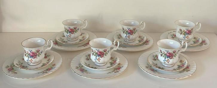 Royal Albert Moss Rose kop en schotels met bord, Antiek en Kunst, Antiek | Servies compleet, Ophalen of Verzenden