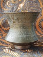 Mooie zware antieke Oosterse pot van bewerkt koper 17,2 cm., Antiek en Kunst, Ophalen of Verzenden, Koper