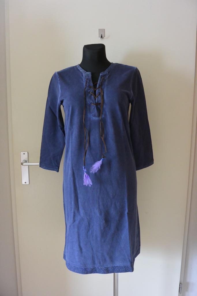 Place Du Soleil jurk M blauw zga nieuw, Kleding | Dames, Jurken, Zo goed als nieuw, Maat 38/40 (M), Blauw, Onder de knie, Ophalen of Verzenden