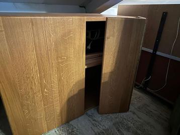Mooie eikenhouten kast beschikbaar voor biedingen