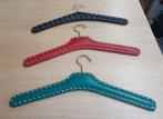 3 VINTAGE KLEDINGHANGERS SKAI LEER MET ZILVERKLEURIGE STUDS, Ophalen of Verzenden, Gebruikt