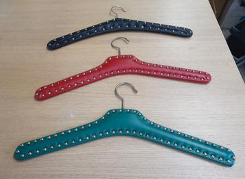 3 VINTAGE KLEDINGHANGERS SKAI LEER MET ZILVERKLEURIGE STUDS  beschikbaar voor biedingen