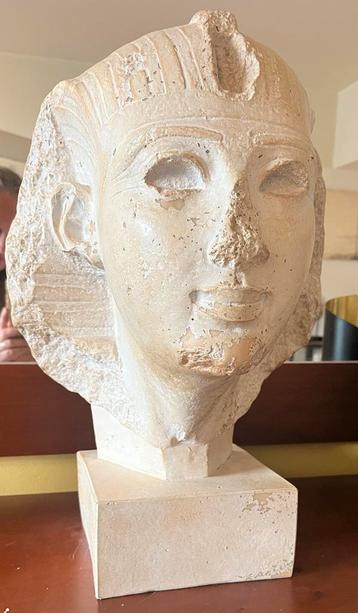 Cleopatra Stenen Sculptuur beschikbaar voor biedingen