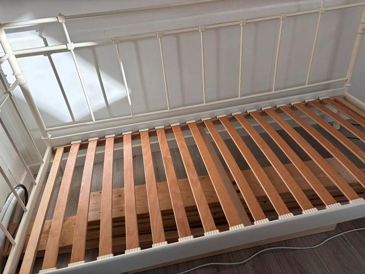 Wit metalen bedframe, Huis en Inrichting, Slaapkamer | Bedden, Zo goed als nieuw, Tweepersoons, 140 cm, 200 cm, Metaal, Wit, Ophalen