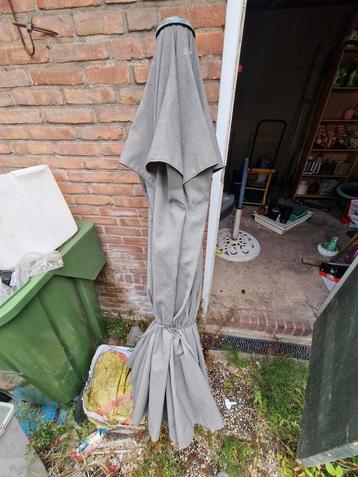 Tuinparasol met voet beschikbaar voor biedingen