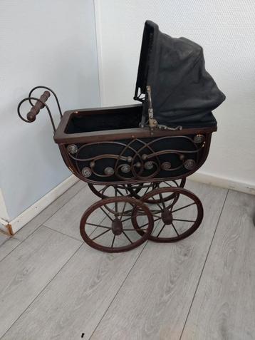 Antieke poppenwagen beschikbaar voor biedingen