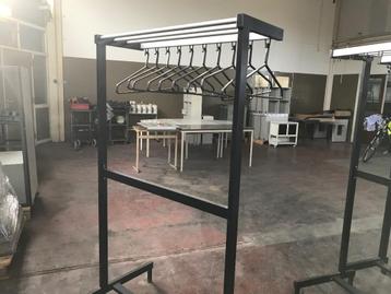 Garderoberek enkel 10 stalen hangers beschikbaar voor biedingen