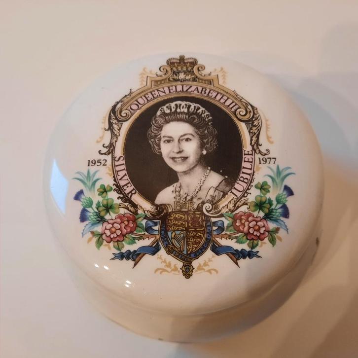 Koningin Elizabeth II jubileum 1977 trinketbox, Verzamelen, Koninklijk Huis en Royalty, Zo goed als nieuw, Servies, Buitenland