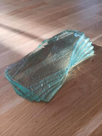 glaskunst, aaneengesloten plaatjes van glas,niet gesigneerd  beschikbaar voor biedingen