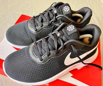 Nike Tanjun Go gympen/sneakers, zwart-wit, maat 37,5 - 38 beschikbaar voor biedingen