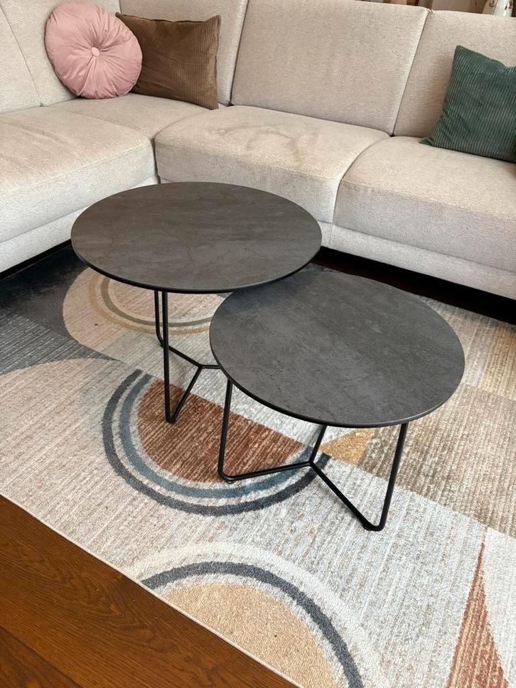 Set van twee ronde Montèl bijzettafels (48cm & 58cm), Huis en Inrichting, Tafels | Salontafels, Zo goed als nieuw, Minder dan 50 cm