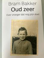 Bram Bakker - Oud zeer (Over vroeger dat nog pijn doet), Ophalen of Verzenden, Zo goed als nieuw