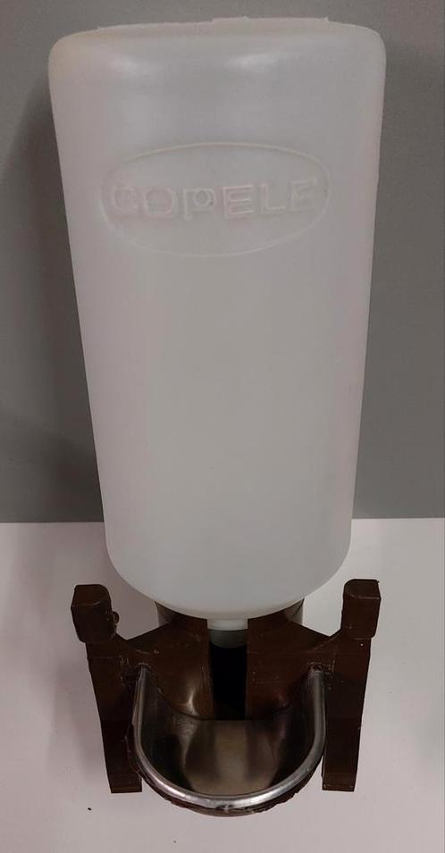 Mooie grote waterfles 2L met drinkbakje ideaal voor kippenho, Dieren en Toebehoren, Overige Dieren-accessoires, Zo goed als nieuw