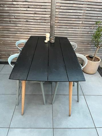 Teakhouten tuintafel met zwart gelakt blad beschikbaar voor biedingen