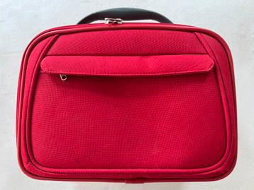 Beautycase rood soft + hard shell veel vakjes in goede staat beschikbaar voor biedingen