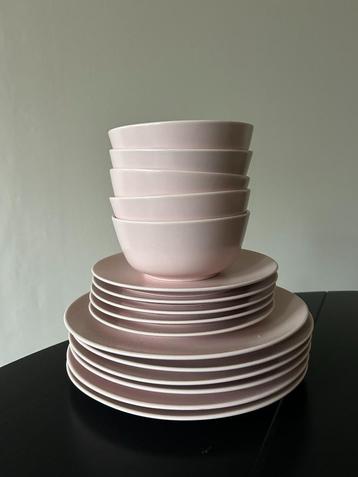 Roze Ikea servies (16-delig) beschikbaar voor biedingen