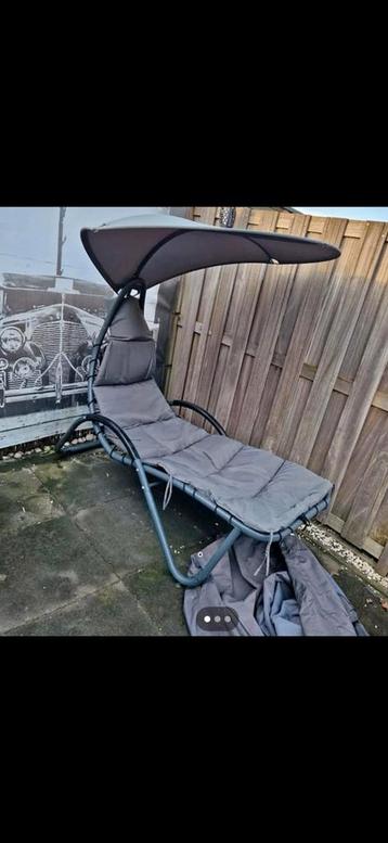 Luxe Tuinligbed met Zonnescherm beschikbaar voor biedingen