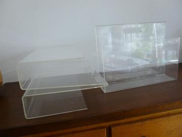 2 perspex tijdschrift houders, 70er jaren, met open handvat beschikbaar voor biedingen