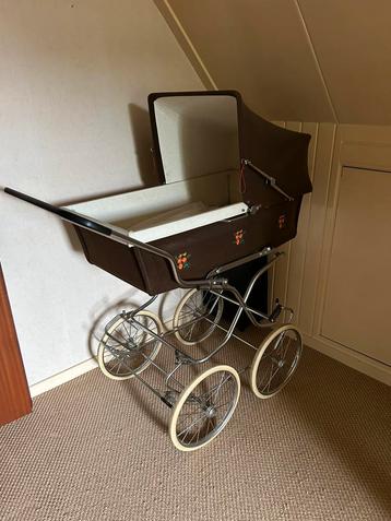 Retro kinderwagen beschikbaar voor biedingen
