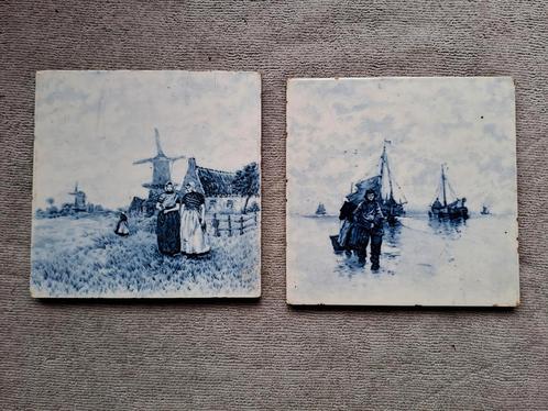 2 Tegels vissers en meisjes bij molens, Antiek en Kunst, Antiek | Wandborden en Tegels, Ophalen of Verzenden