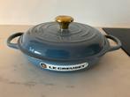 Le creuset 26 cm campagnard, chambray blauw, nieuw, Huis en Inrichting, Gietijzer, Nieuw, Ophalen of Verzenden, Keramische plaat